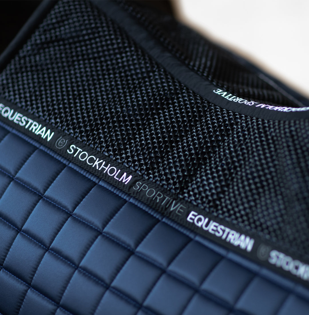 Mesh grip saddle pad