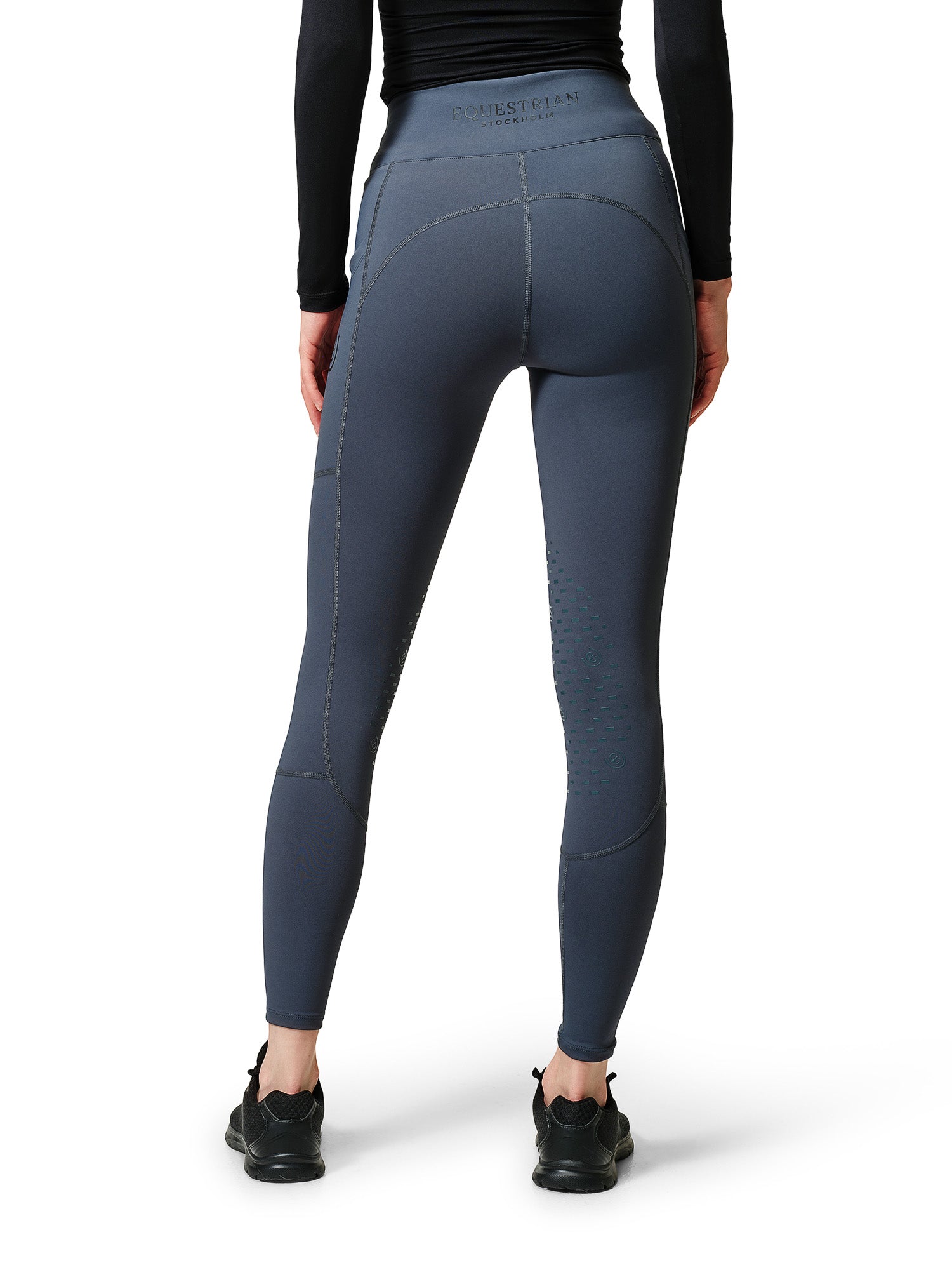 Studioaufnahme der Equestrian Stockholm Reitleggings Movement Grey mit hohem Bund und Silikonbesatz.