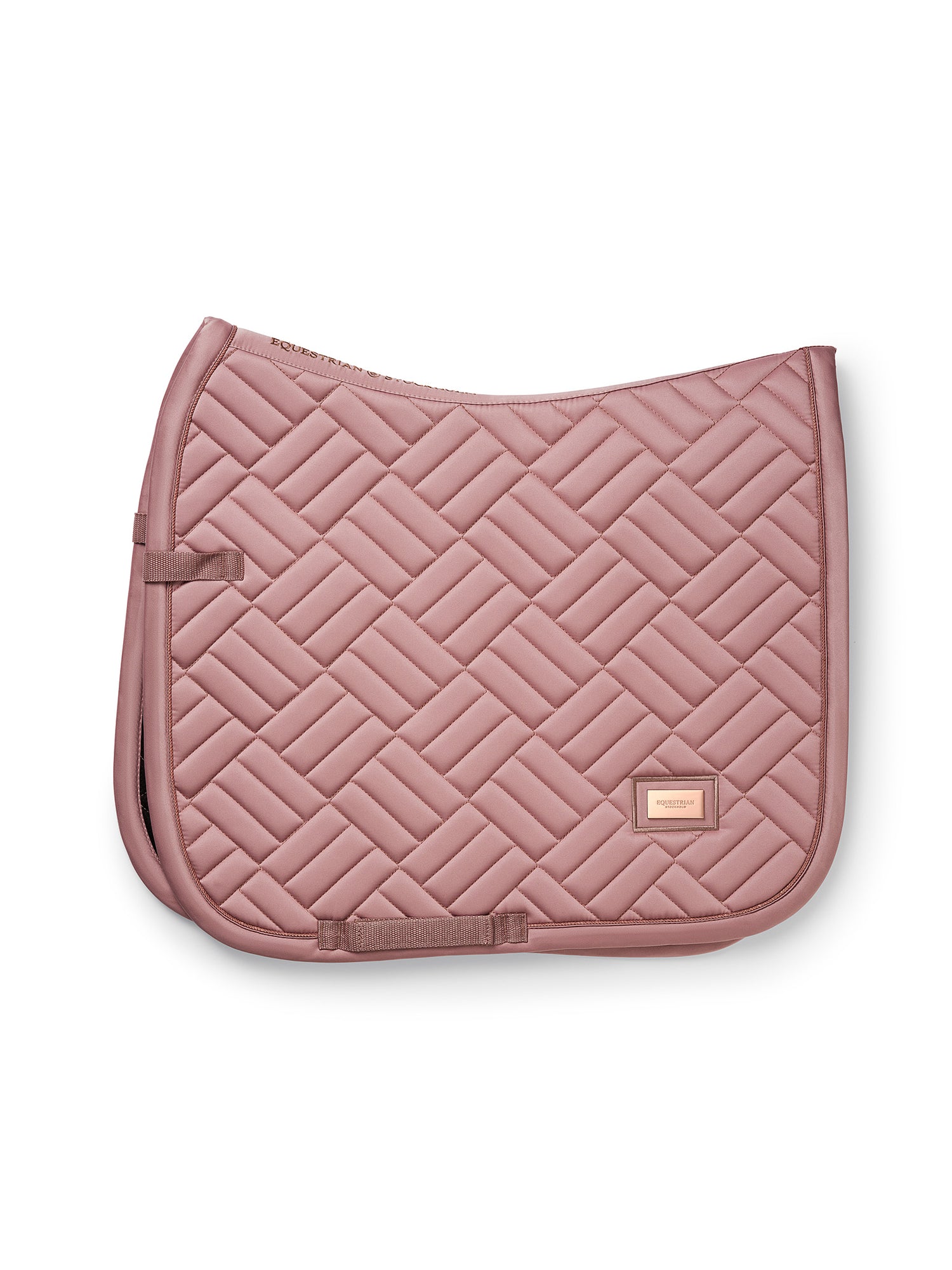 Studio image of sottosella da dressage Equestrian Stockholm Modern Midsummer Blush con trapuntatura e dettagli oro rosa.