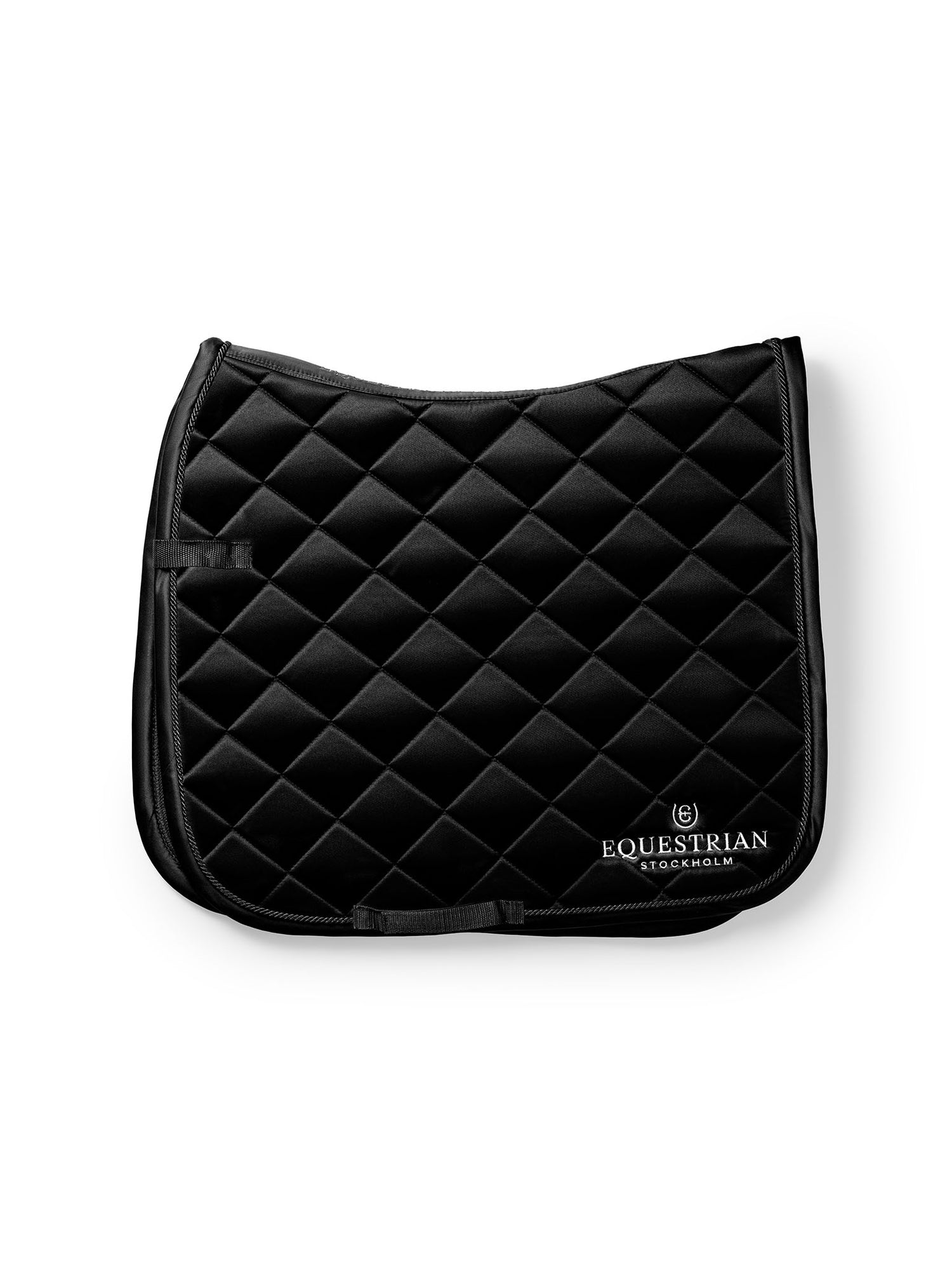 Studiobillede af Equestrian Stockholm dressurunderlag Line Black med firkantet kviltning og hvidt broderi.