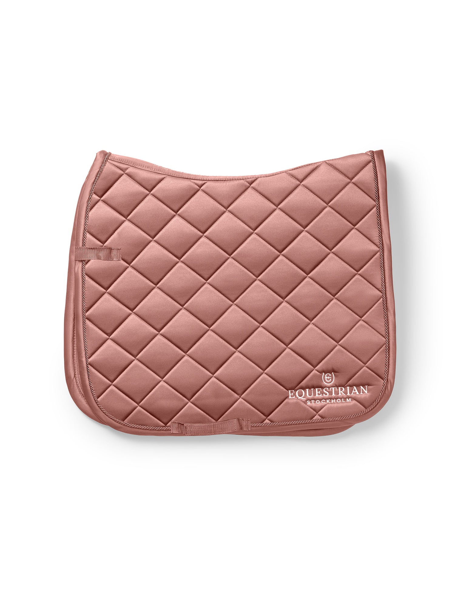 Studiobillede af Equestrian Stockholm dressurunderlag Line Pink med diamantquiltning og hvidt broderi.