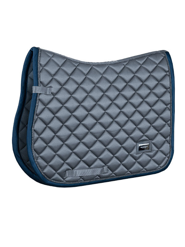 Studio image of Equestrian Stockholm springunderlag Metallic Blue med grå diamantquiltning og blå kant.