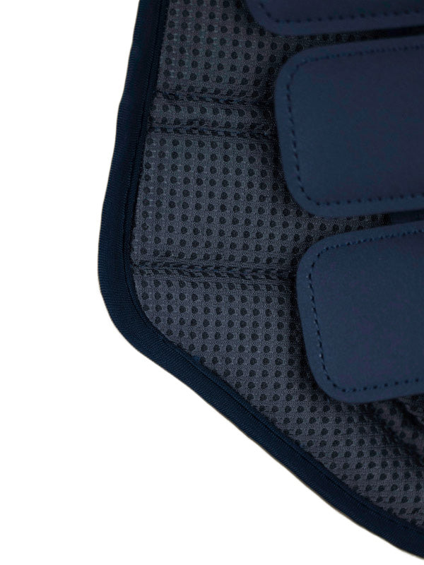 Studioaufnahme der Equestrian Stockholm Mesh Gamaschen Midnight Blue aus atmungsaktivem navyfarbenem 3D-Mesh-Material.