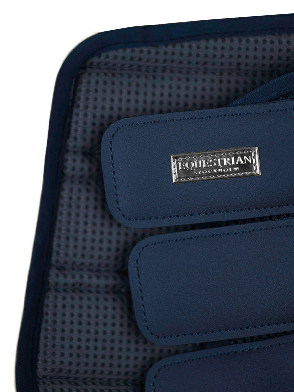 Studioaufnahme der Equestrian Stockholm Mesh Gamaschen Midnight Blue mit navy 3D-Mesh und silbernem Abzeichen.