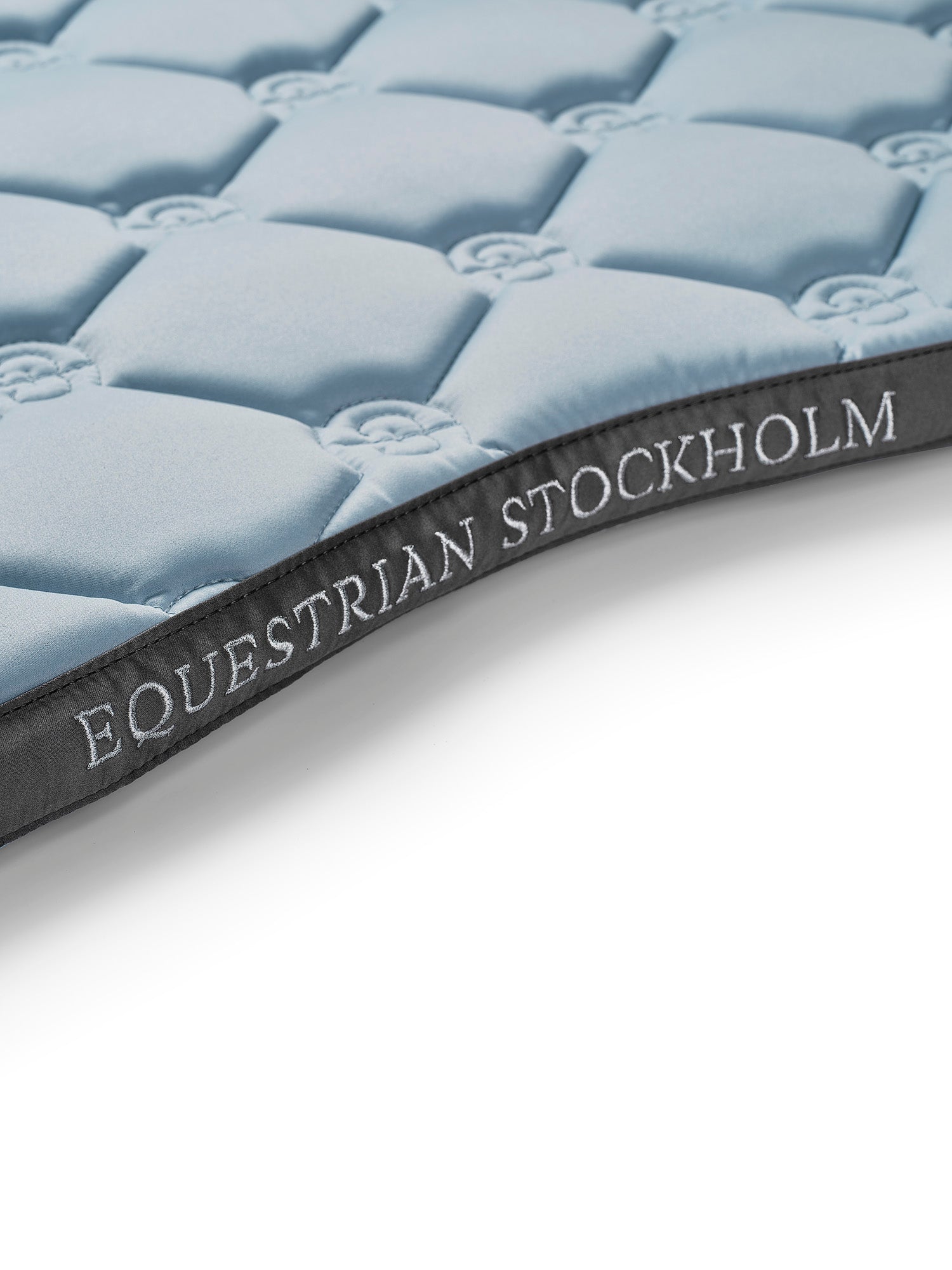 Immagine in studio del sottosella da salto Ice Blue Equestrian Stockholm con bordo grigio e marchio ricamato.