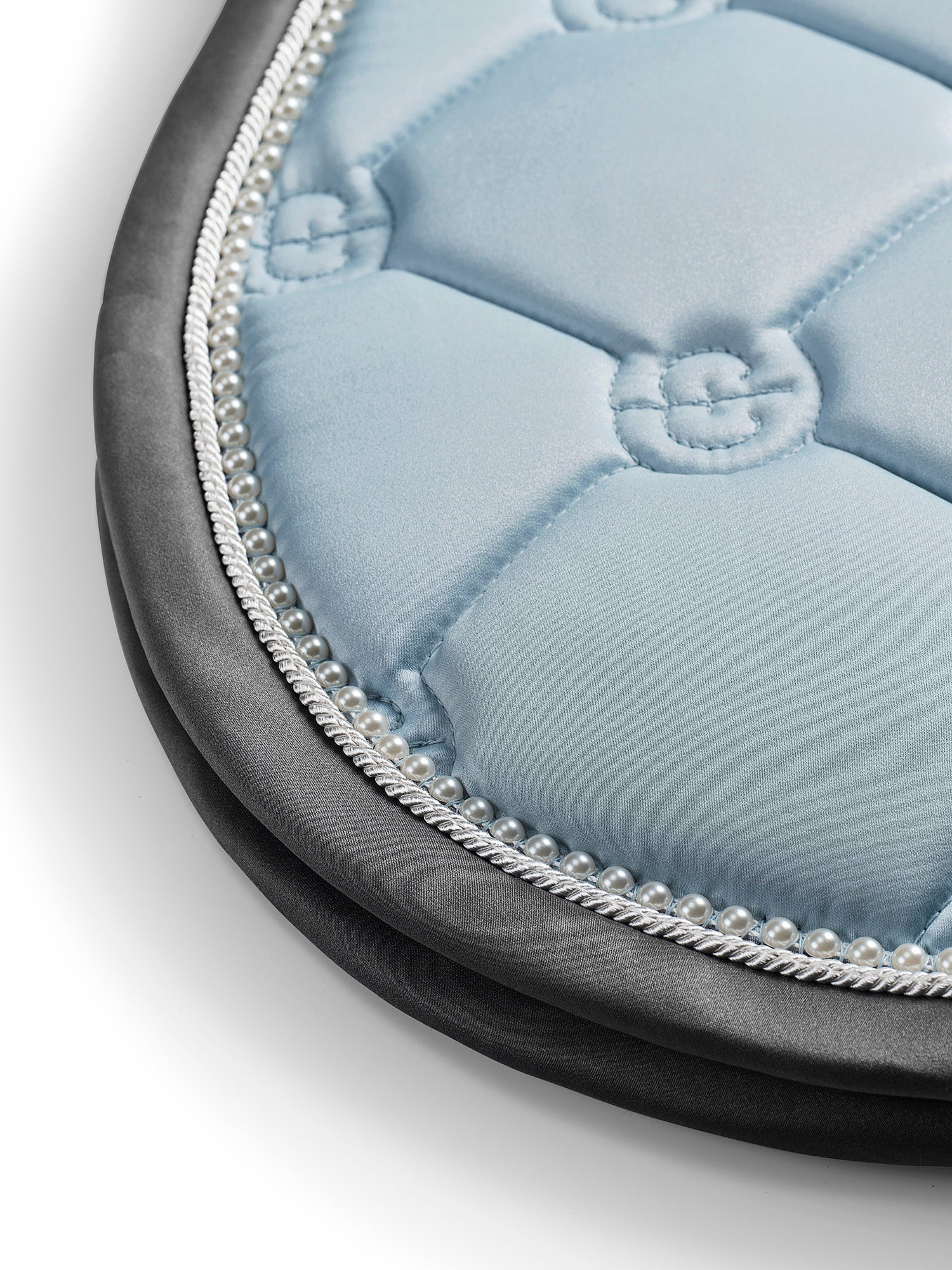Immagine in studio del sottosella da salto Equestrian Stockholm Ice Blue Pearl con perle bianche e bordo grigio.