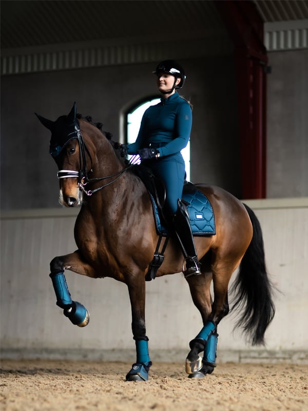 blue-meadow-dressage-saddle-pad-dressyrschabrak-dressurschabracke