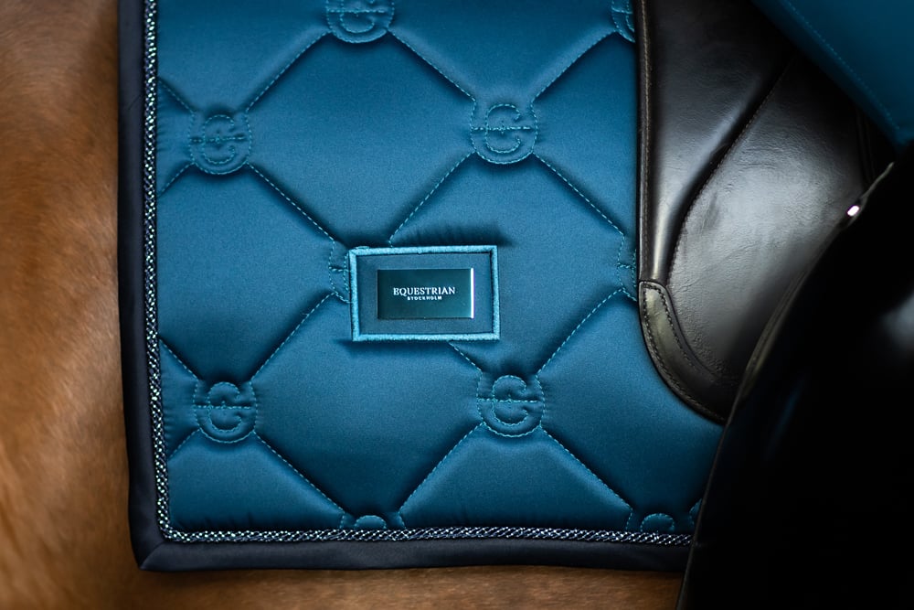 blue-meadow-dressage-saddle-pad-dressyrschabrak-dressurschabracke