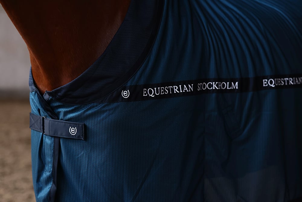 blue-meadow-cooler-rug-svettacke-schweibdecke-zweetdeken-on1