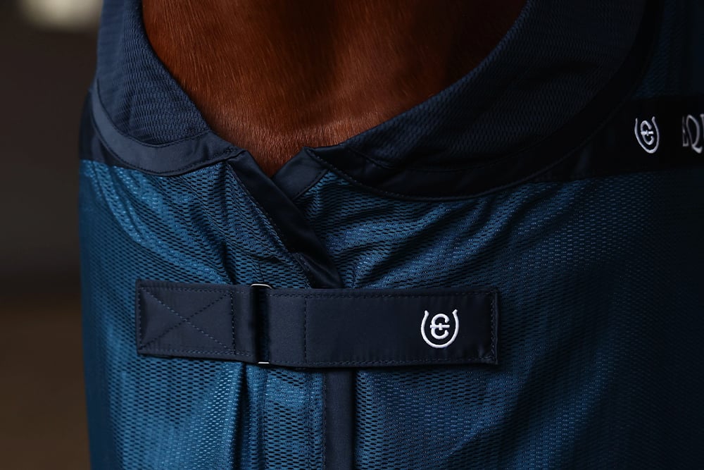 blue-meadow-cooler-rug-svettacke-schweibdecke-zweetdeken-on2