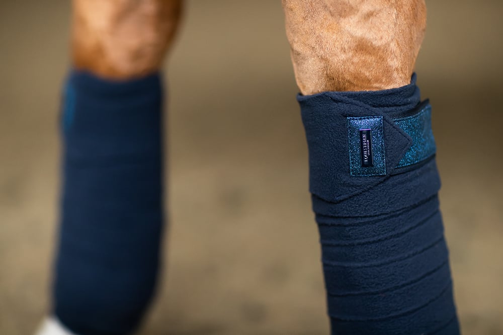 blue-meadow-fleece-bandages-benlindor-bandagen-bandages-on1