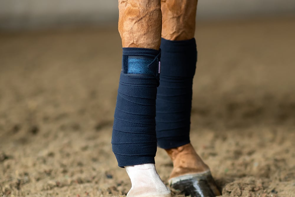 blue-meadow-fleece-bandages-benlindor-bandagen-bandages-on2