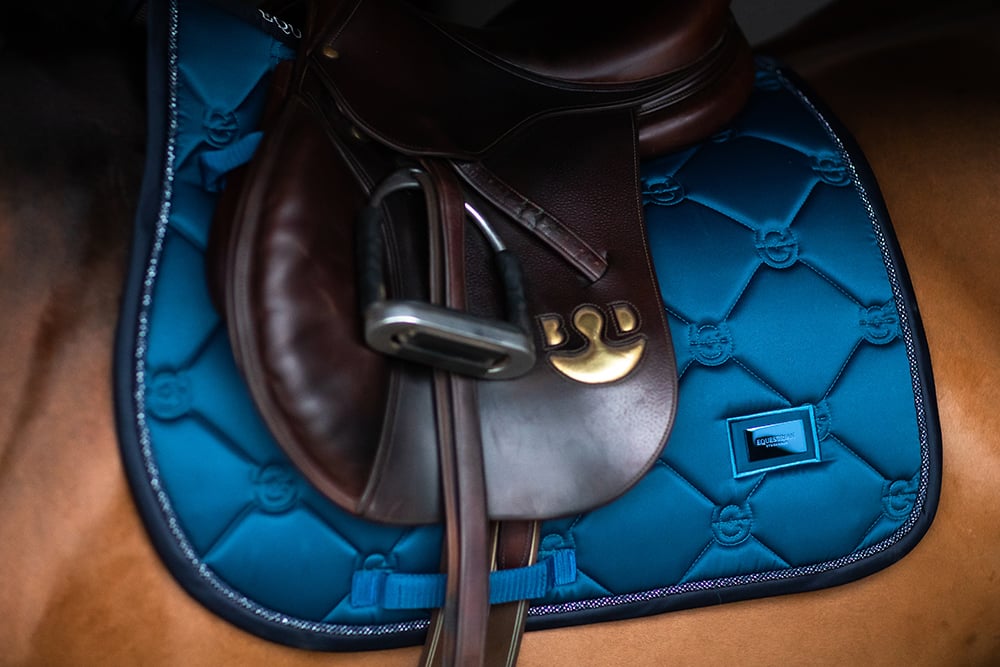 blue-meadow-jumping-saddle-pad-hoppschabrak-springschabrack-spring-zadeldekje-on3
