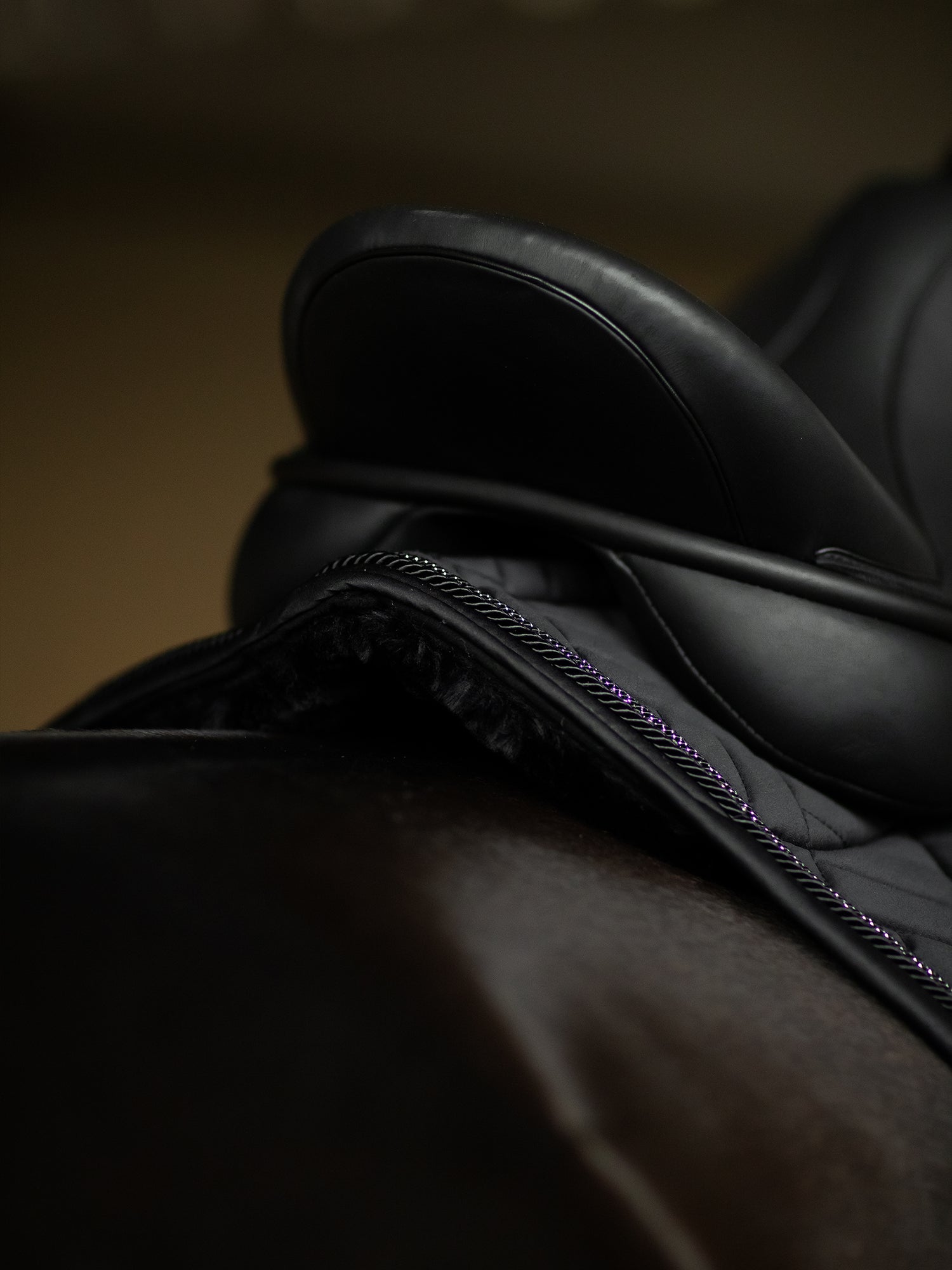 Dressuur Zadeldekje Vegan Bont Crystal Black