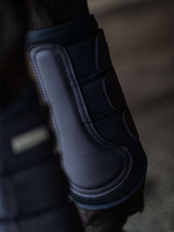 Studioaufnahme der Equestrian Stockholm Mesh Gamaschen Midnight Blue mit atmungsaktivem 3D-Mesh am Pferdebein.