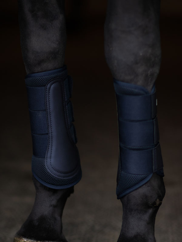 Studioaufnahme der Equestrian Stockholm Mesh Gamaschen Midnight Blue aus 3D-Mesh an Pferdebeinen.