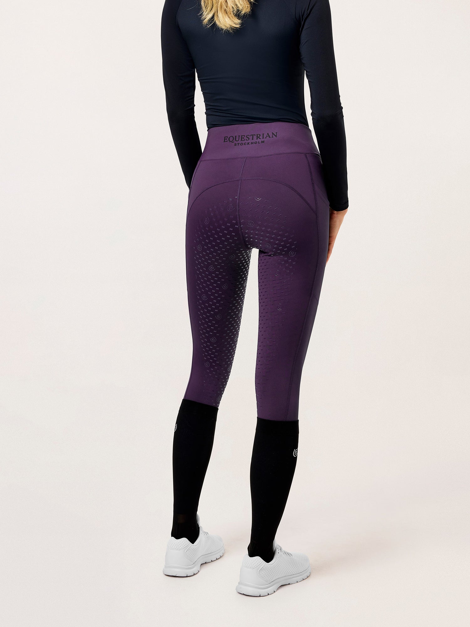 Studioaufnahme der Equestrian Stockholm Reitleggings Movement Black Raven in Dunkelviolett mit Silikon-Vollbesatz.