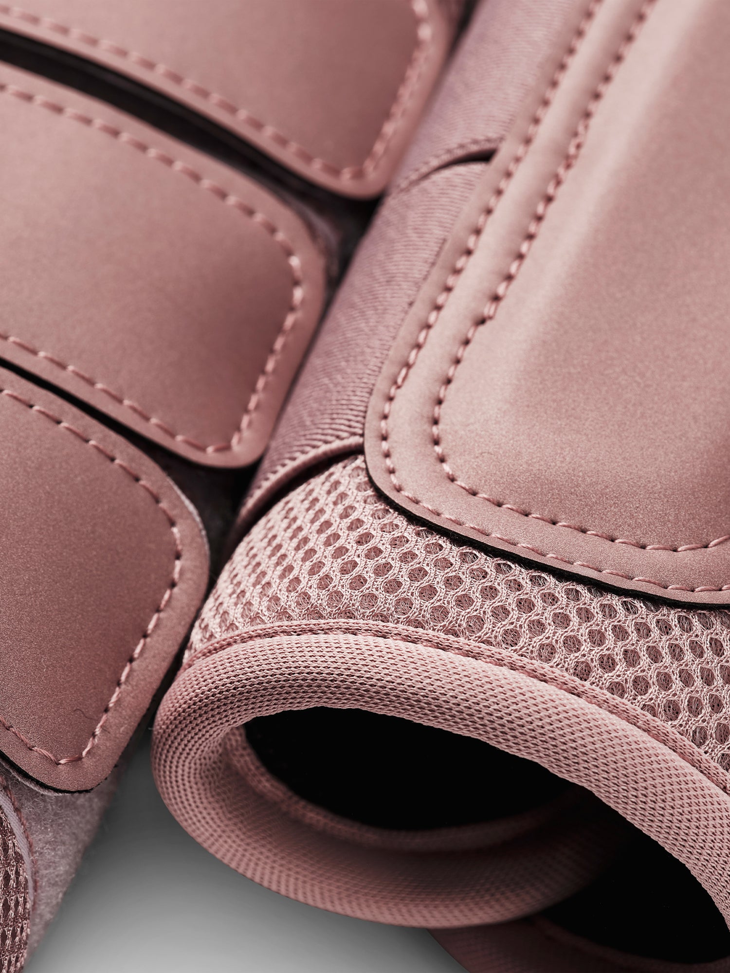 Studioaufnahme von Equestrian Stockholm Mesh Gamaschen Pink aus atmungsaktivem 3D-Mesh und synthetischem Leder.