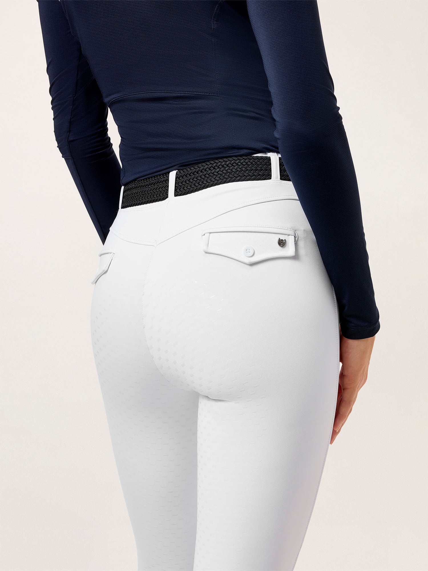 Imagen de estudio de mallas de montar Equestrian Stockholm Premium Blanco con asiento completo, top navy y cinturón negro.