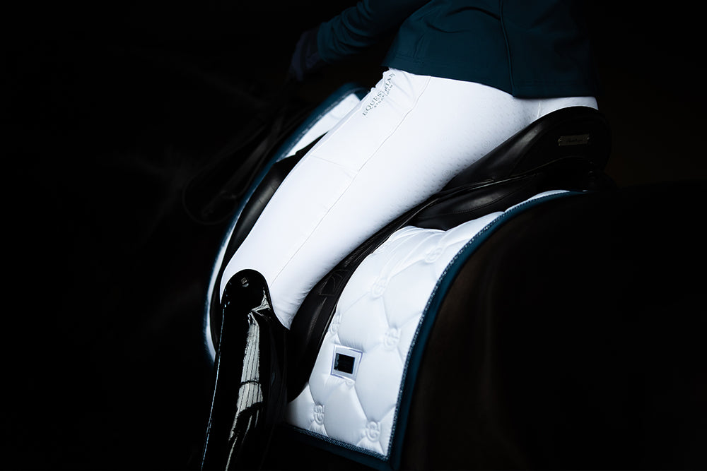 white-dressage-saddle-pad-dressyrschabrak-dressurschabracke-dressuur-zadeldekje-on2