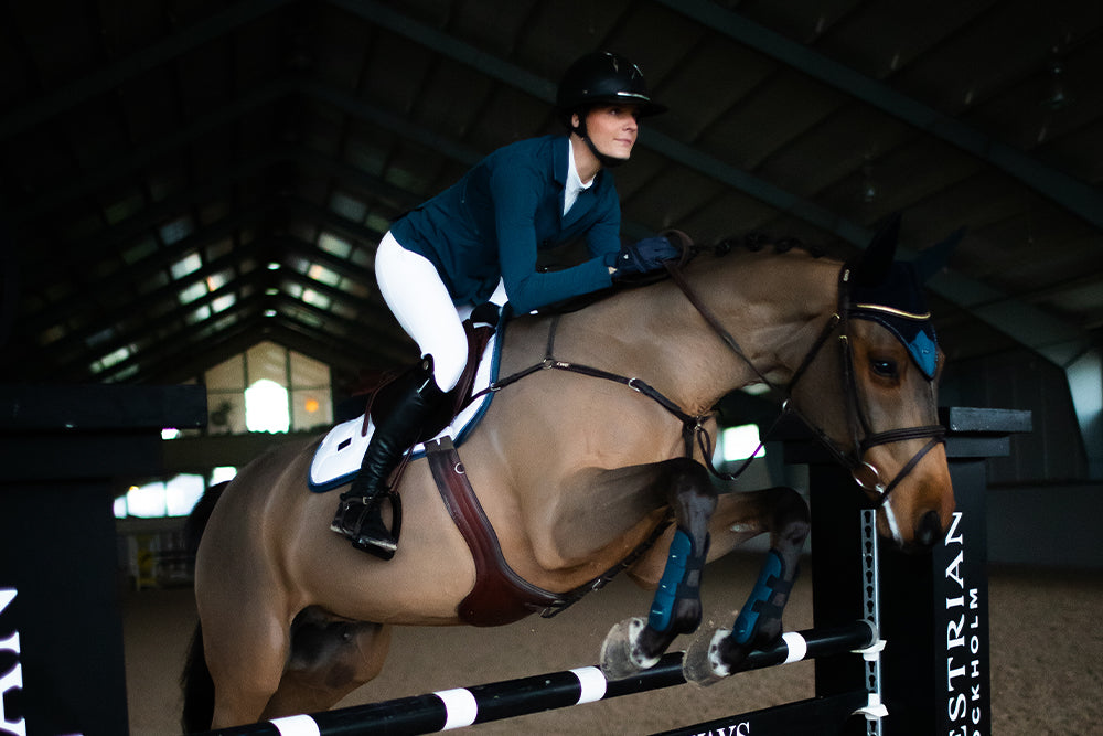 white-jumping-saddle-pad-hoppschabrak-springschabrack-spring-zadeldekje-on2