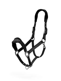 Imagen de estudio de Equestrian Stockholm Cabestro Anatómico con Forro Polar Black, acolchado suave y bordado blanco.