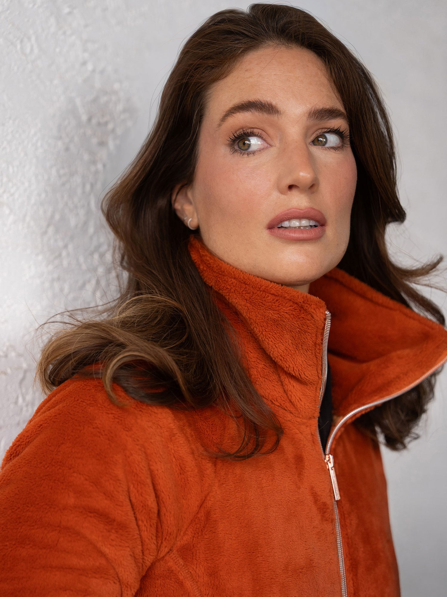 Mannequin portant la veste polaire Velvet Chestnut Equestrian Stockholm avec sa texture moelleuse et son col montant.