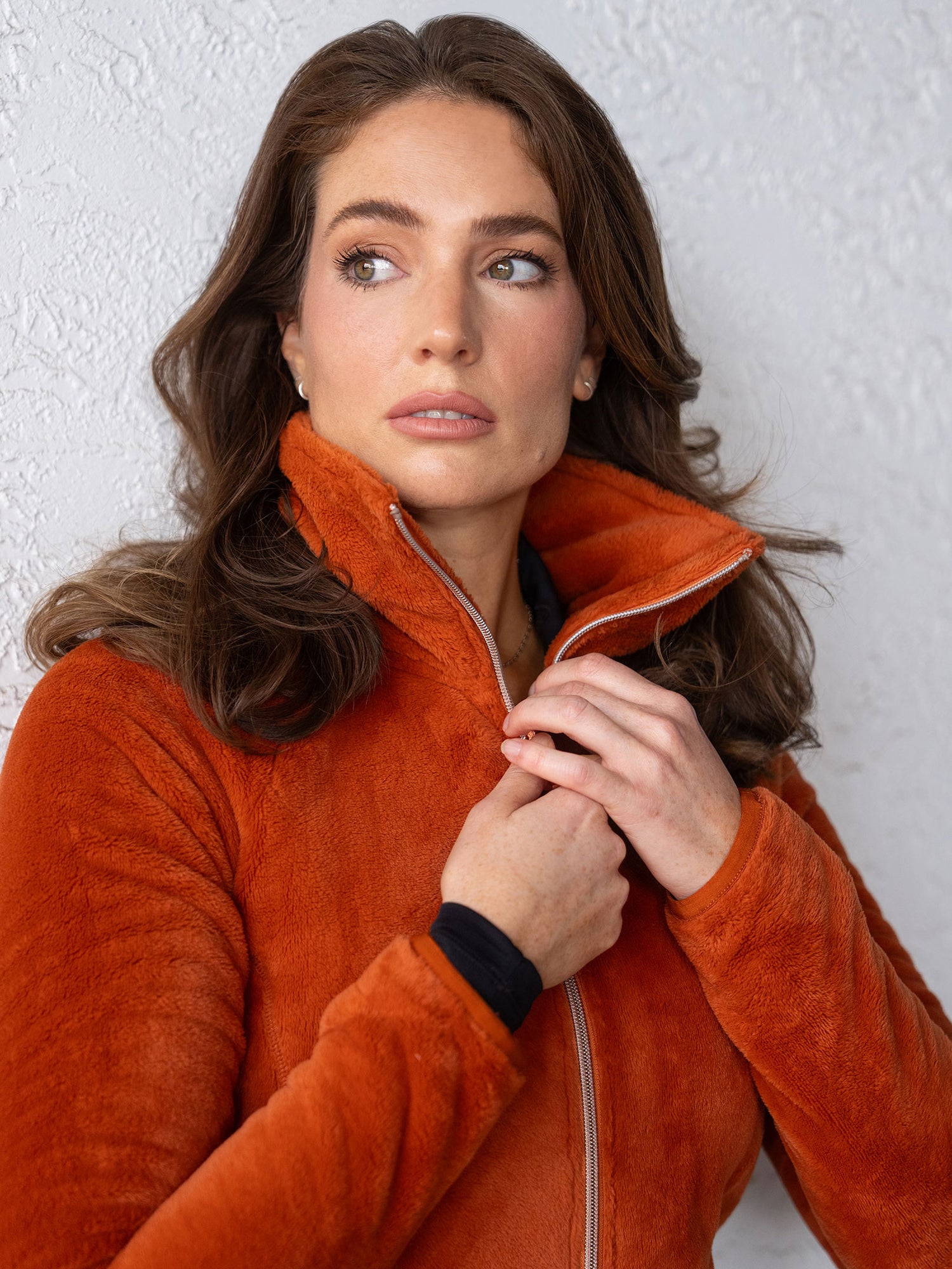 Mannequin en veste polaire Velvet Chestnut d’Equestrian Stockholm avec un col montant et un fini velours.