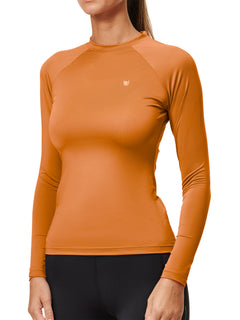 Image studio du dynamic base layer Chestnut Equestrian Stockholm orange au logo or rose avec un pantalon noir.