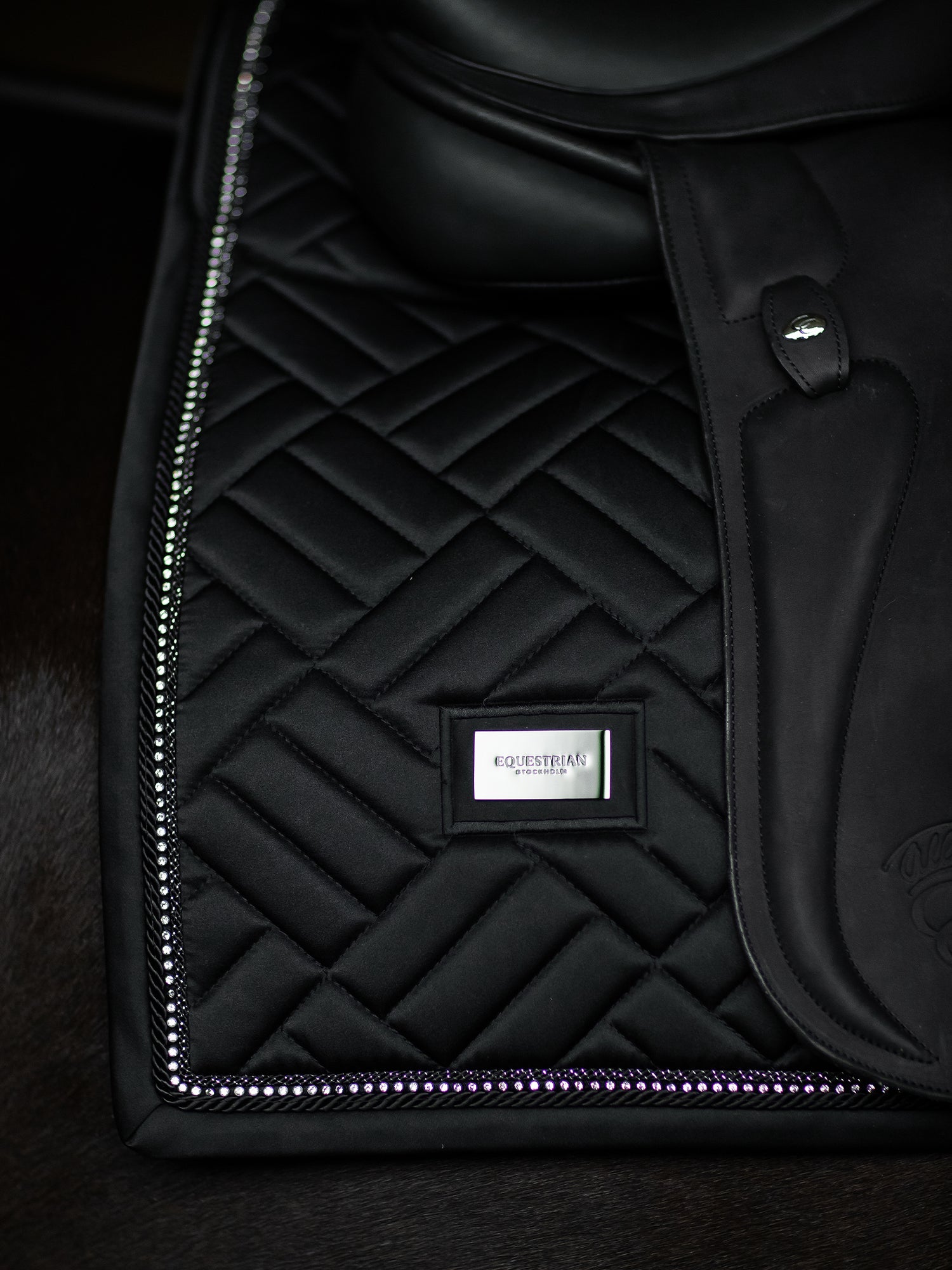 Dressuur Zadeldekje Vegan Bont Crystal Black 