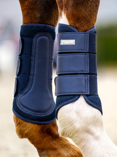 Equestrian Stockholm Mesh Gamaschen Midnight Blue aus Navy 3D-Mesh mit silbernen Abzeichen am Pferdebein.
