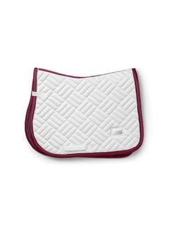 Image studio du tapis de saut Equestrian Stockholm Modern White Merlot avec matelassage blanc et bordure merlot.