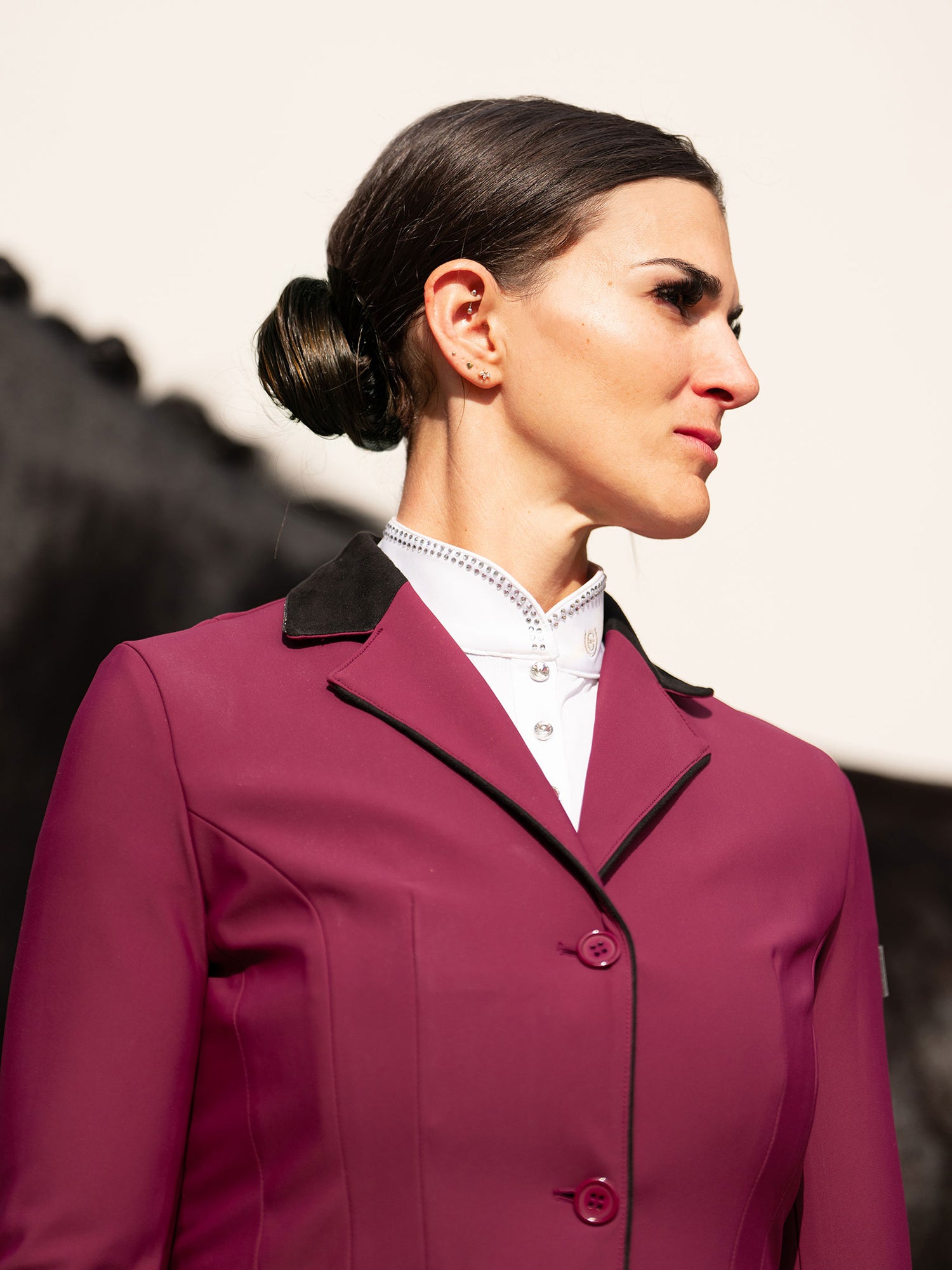 Mannequin portant la veste de concours Equestrian Stockholm Classic Merlot, col en velours noir et haut de concours blanc.