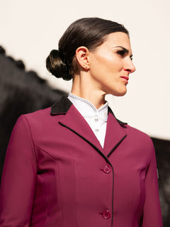 Mannequin portant la veste de concours Equestrian Stockholm Classic Merlot, col en velours noir et haut de concours blanc.