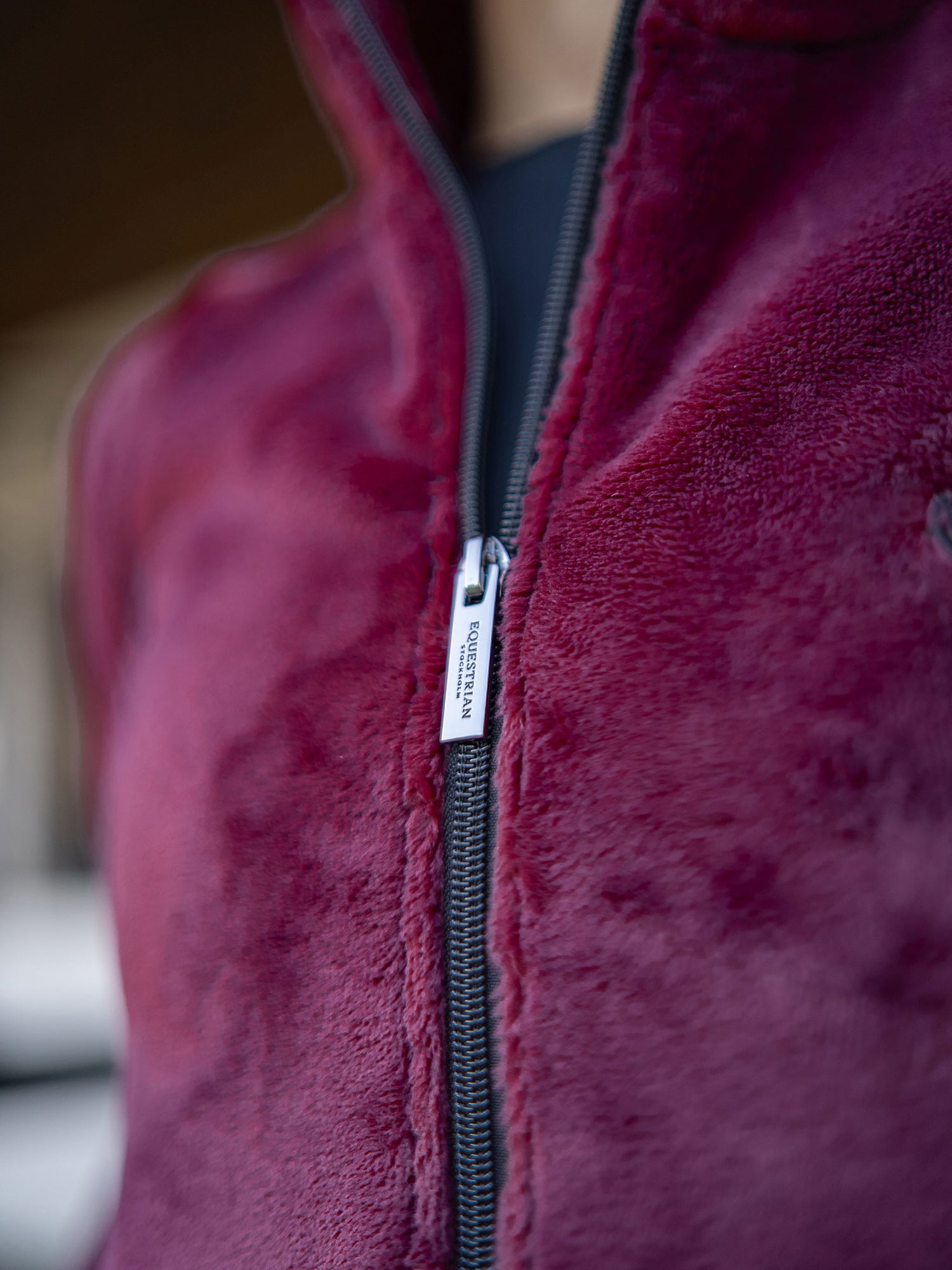Image studio de la veste polaire Velvet Merlot Equestrian Stockholm en tissu pelucheux avec tirette de zip argentée.