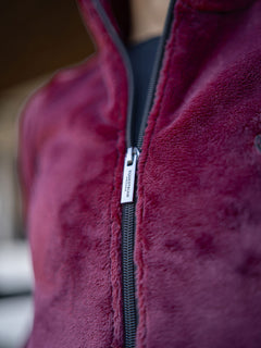 Image studio de la veste polaire Velvet Merlot Equestrian Stockholm en tissu pelucheux avec tirette de zip argentée.