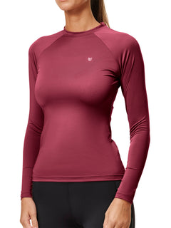 Image de studio du Dynamic Base Layer Merlot d'Equestrian Stockholm, haut rouge et collants d’équitation noirs.