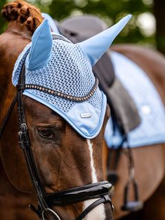 Braunes Pferd mit hellblauer Equestrian Stockholm Fliegenhaube Modern Midsummer Blue und passender Schabracke.