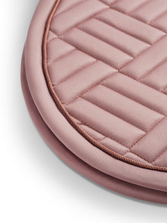 Studioaufnahme der Equestrian Stockholm Springschabracke Modern Midsummer Blush in Pink mit Roségold-Paspel und Steppung.