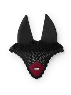 Image studio du bonnet anti-bruit Equestrian Stockholm Merlot en crochet noir, patch satin rouge et insigne argenté.