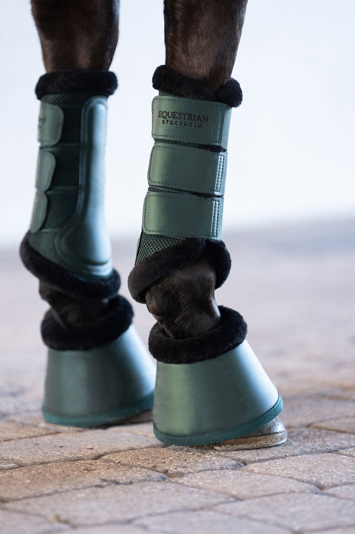 Image studio des guêtres fermées Fur Mesh et cloches Equestrian Stockholm Sycamore Green avec fausse fourrure noire.