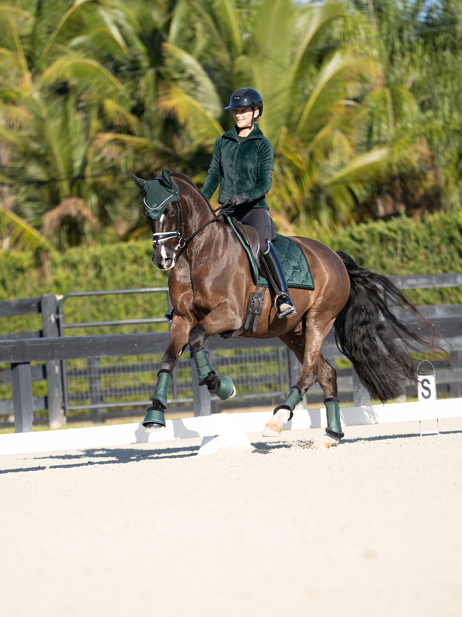 Cavalière en polaire Sycamore Green Equestrian Stockholm, cheval avec tapis de dressage Velvet, bonnet et guêtres assortis.