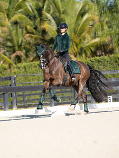 Cavalière en polaire Sycamore Green Equestrian Stockholm, cheval avec tapis de dressage Velvet, bonnet et guêtres assortis.