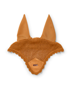 Image studio du bonnet Equestrian Stockholm Velvet Chestnut en crochet orange avec détail en velours.