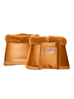Image studio des cloches Equestrian Stockholm Chestnut orange en cuir synthétique, fausse fourrure et badge or rose.