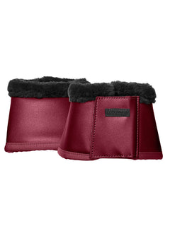 Image de studio des cloches Merlot Equestrian Stockholm en cuir synthétique rouge et fausse fourrure noire.