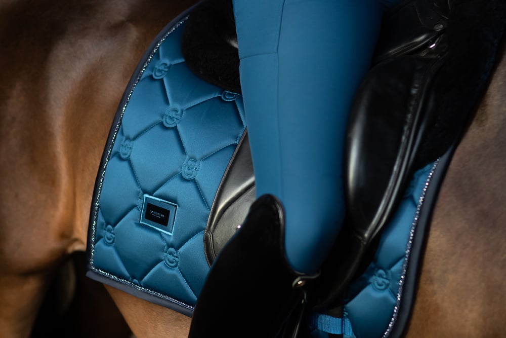blue-meadow-dressage-saddle-pad-dressyrschabrak-dressurschabracke
