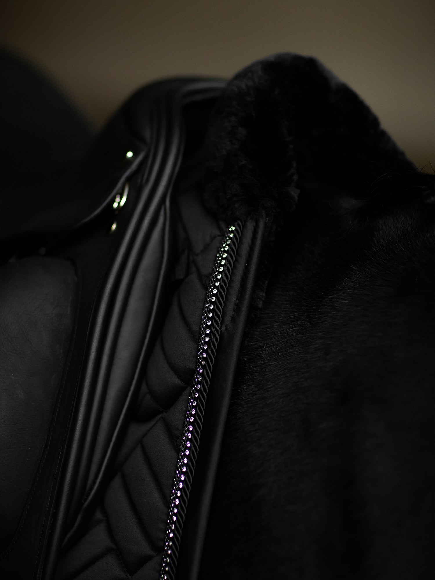 Dressuur Zadeldekje Vegan Bont Crystal Black 