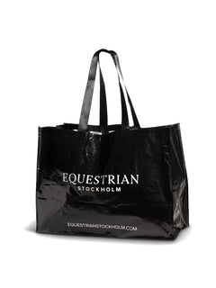 Imagen de estudio de Equestrian Stockholm Bolsa para Establo Tejida en negro con logotipo blanco y tejido resistente.