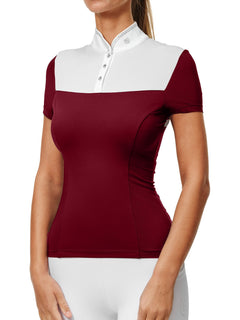 Image studio du Top Revenew Competition Merlot Equestrian Stockholm, manches courtes, col en cristaux et pantalon blanc.